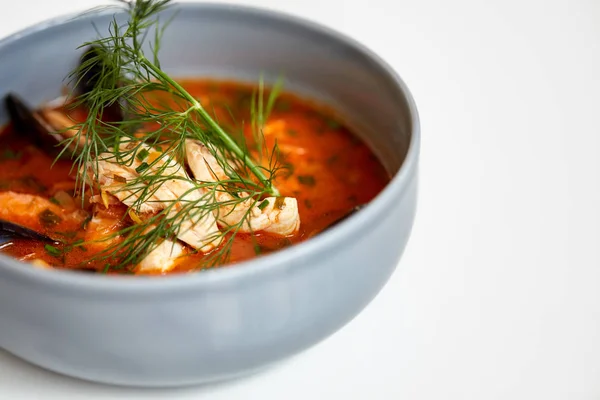 Primer plano de sopa de mariscos con pescado y mejillones — Foto de Stock