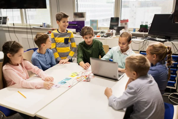 Kids with invention kit at robotics school — Stock Photo, Image