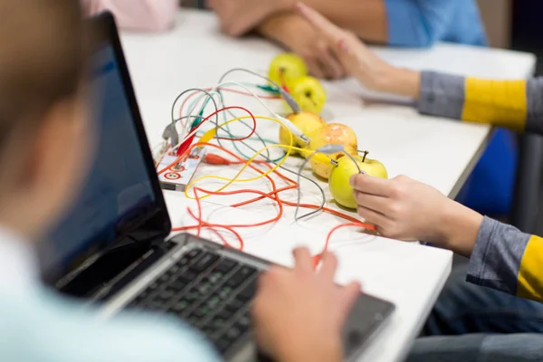 Дети, набор для изобретений и ноутбук в школе робототехники — стоковое фото