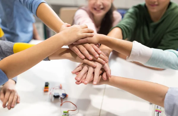 Enfants heureux tenant la main à l'école de robotique — Photo