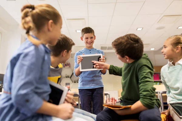 Groep gelukkige kinderen met tablet pc op school — Stockfoto