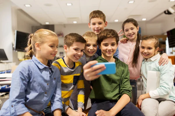 スマート フォンで selfie を取って、学校の子供たちのグループ — ストック写真