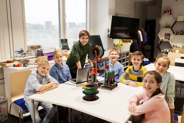 Χαρούμενα παιδιά με 3D εκτυπωτή στη σχολή ρομποτικής — Φωτογραφία Αρχείου