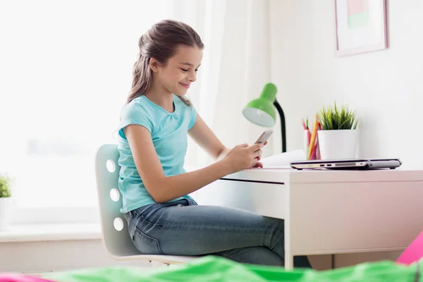 Dziewczyna z laptopa i smartphone tekstylny w domu — Zdjęcie stockowe