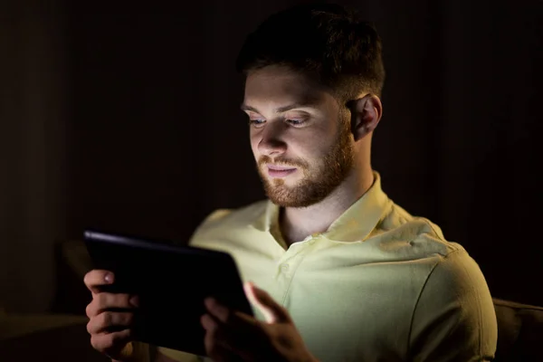 Jovem com computador tablet pc à noite — Fotografia de Stock