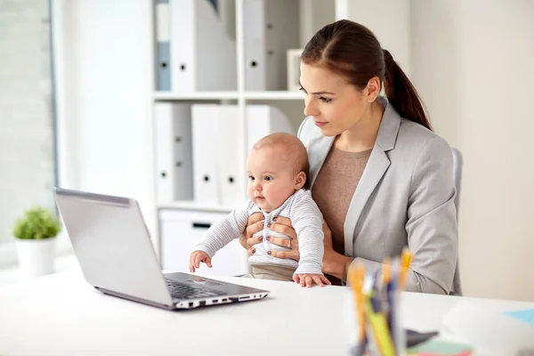 Boldog üzletasszony baba és laptop iroda — Stock Fotó