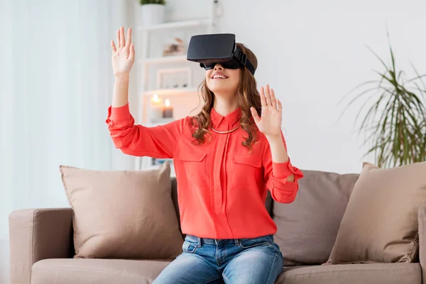 Lycklig kvinna i virtuell verklighet headset hemma — Stockfoto