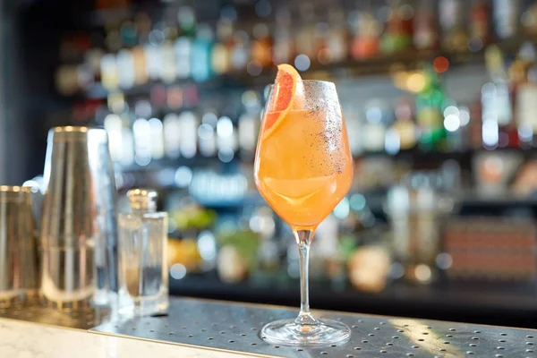 Glas van grapefruit cocktail in bar — Stockfoto