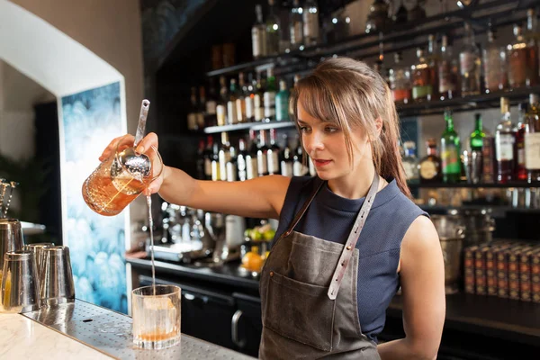 Barista con bicchiere e brocca preparazione cocktail — Foto Stock