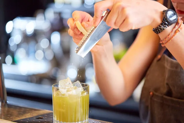 Bartender rala chocolate ao coquetel no bar — Fotografia de Stock