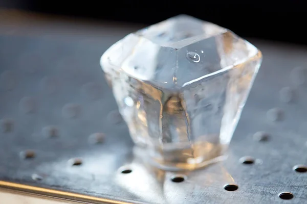 Handgeschnittener Eiswürfel an der Bar — Stockfoto