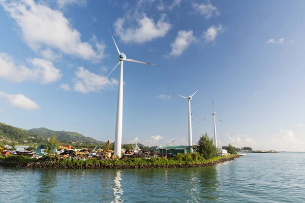 Turbine presso il parco eolico sulla riva del mare — Foto Stock