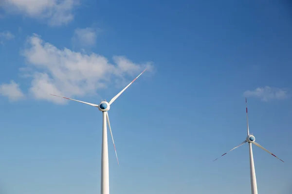 Turbiny wiatrowe nad błękitnym niebem — Zdjęcie stockowe