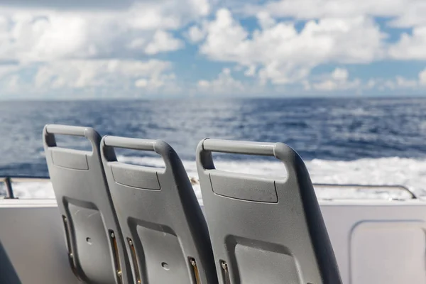 Stoelen op het dek van passagiersschip zeilen in zee — Stockfoto