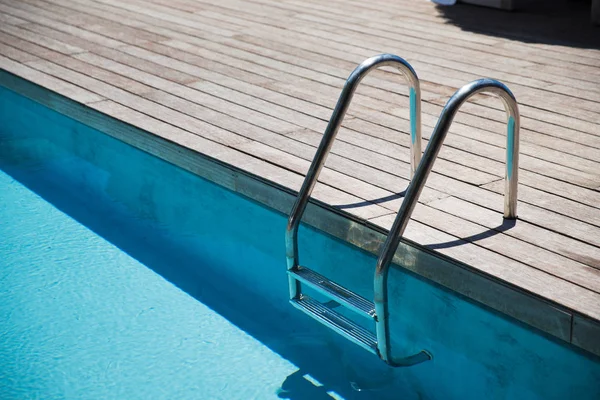 Açık havuz merdiveni — Stok fotoğraf