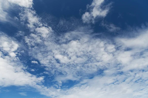 Blauwe bewolkte hemel — Stockfoto