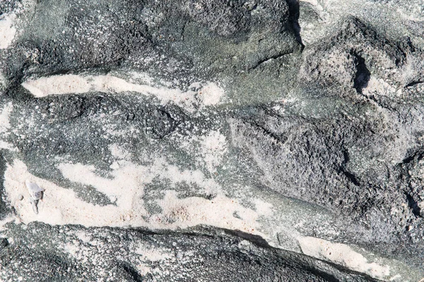 Крупным планом из камня или вулканической породы с песком — стоковое фото