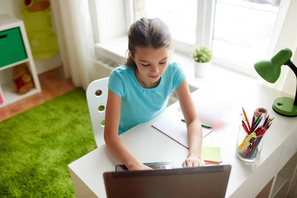 Menina feliz digitando no laptop em casa Imagens De Bancos De Imagens Sem Royalties