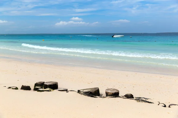 Hav och himmel på exotiska tropiska strand — Stockfoto