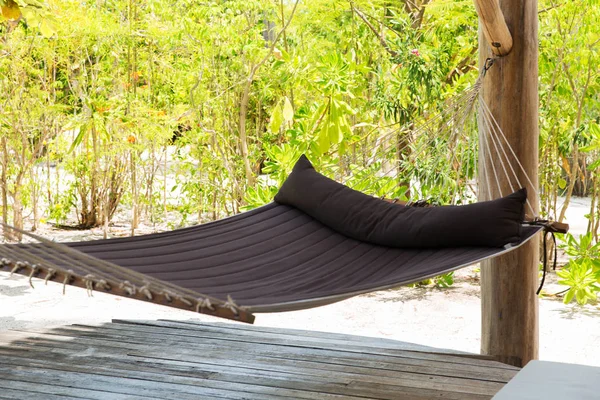 Hangmat op tropisch strand terras — Stockfoto