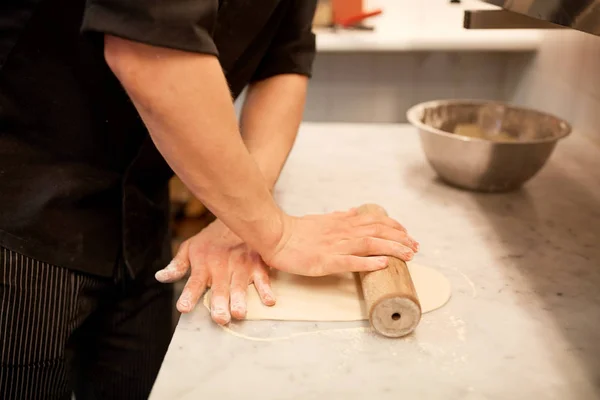 Chef avec rouleau à pâtisserie à la cuisine — Photo