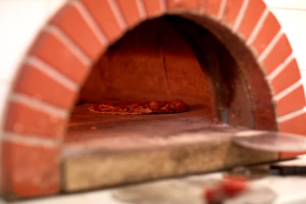 Pieczenia w piekarniku w pizzeria Pizza — Zdjęcie stockowe