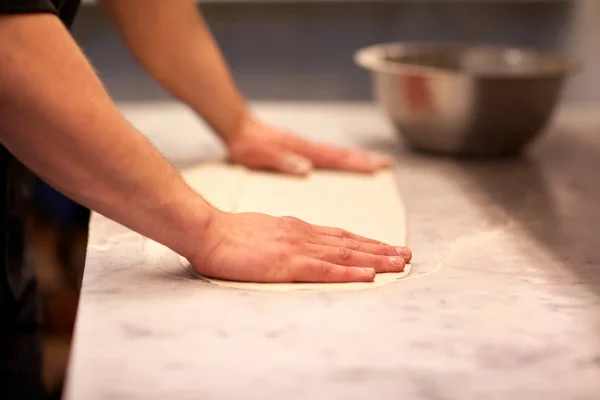 Mani di chef che preparano la pasta su tavolo a cucina — Foto Stock