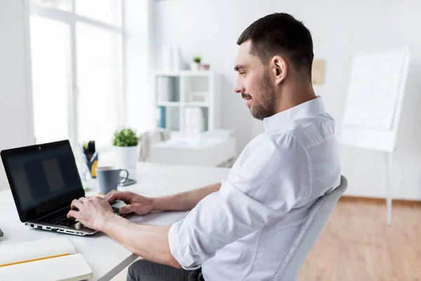 Empresário digitando no laptop no escritório — Fotografia de Stock