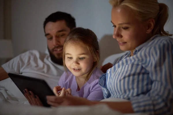 집에서 침대에서 태블릿 pc와 함께 행복 한 가족 — 스톡 사진