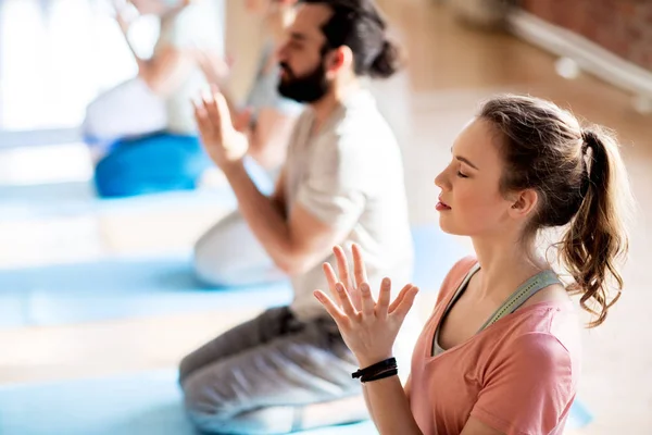 Yoga stüdyosunda meditasyon yapan bir grup insan. — Stok fotoğraf