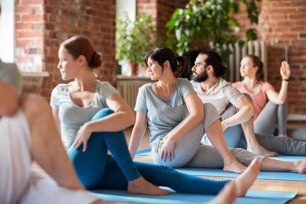 Grupp människor som gör yogaövningar i studio — Stockfoto