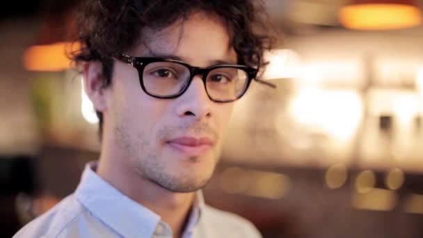 Visage d'homme souriant heureux dans des lunettes — Video