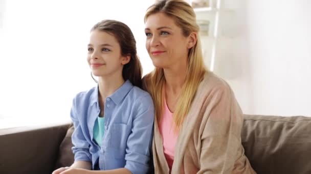 Feliz sonriente madre y niña en casa — Vídeo de stock