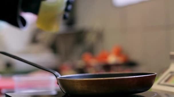 Hands of chef with frying pan cooking in kitchen — Stock Video