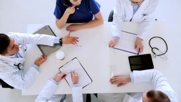 Группа врачей, обсуждающих кардиограмму в больнице — стоковое видео