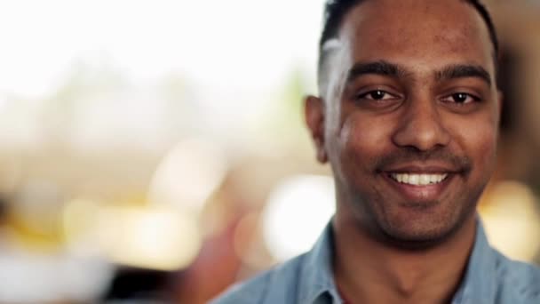 Cara de feliz hombre hindú sonriente — Vídeos de Stock