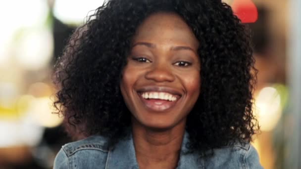 脸上的幸福微笑的黑人美国女人 — 图库视频影像
