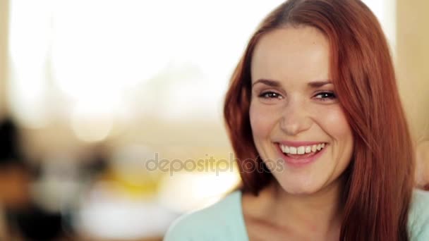 Visage de jeune femme souriante heureuse — Video