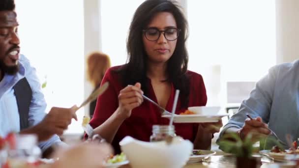 Boldog meg evés és beszél étteremben — Stock videók
