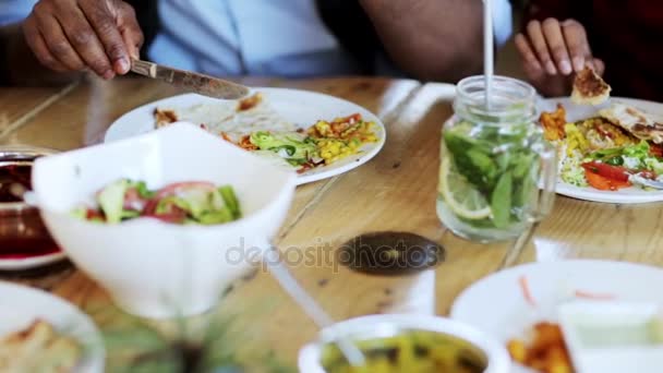 Emberek, akik élelmiszer étterem asztalnál — Stock videók