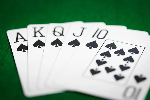 Mão de poker de jogar cartas no pano de casino verde — Fotografia de Stock