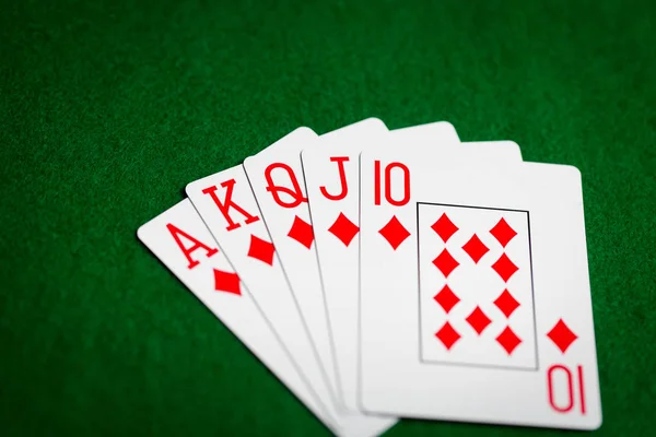 Mão de poker de jogar cartas no pano de casino verde — Fotografia de Stock