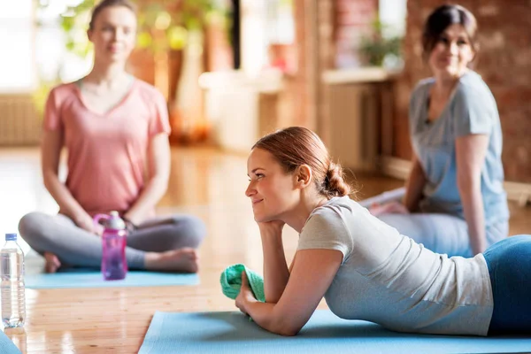 Stüdyoda yoga minderleri üzerinde dinlenen bir grup kadın. — Stok fotoğraf
