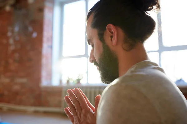 Close up de homem meditando no estúdio de ioga — Fotografia de Stock