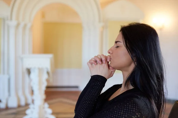 Ongelukkige vrouw bidden god bij begrafenis in kerk — Stockfoto