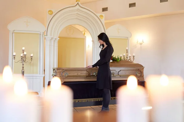 교회에서 장례식에서 관 슬픈 여자 — 스톡 사진