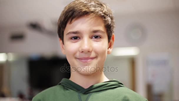 Lyckligt leende preteen pojke på skola — Stockvideo