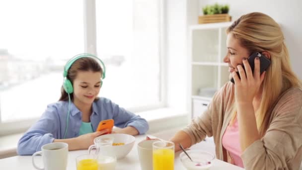 Счастливая семья завтракает на домашней кухне — стоковое видео