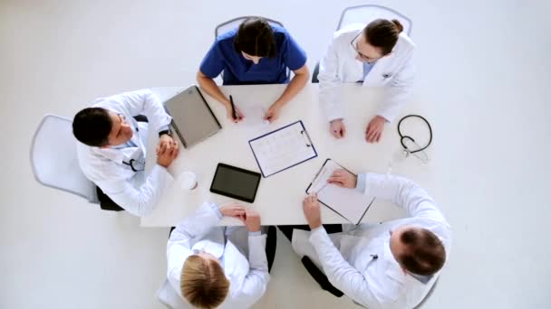 Groep van artsen bespreken cardiogram in ziekenhuis — Stockvideo