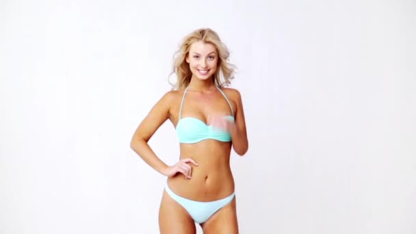 Glad ung kvinna poserar i bikini baddräkt — Stockvideo
